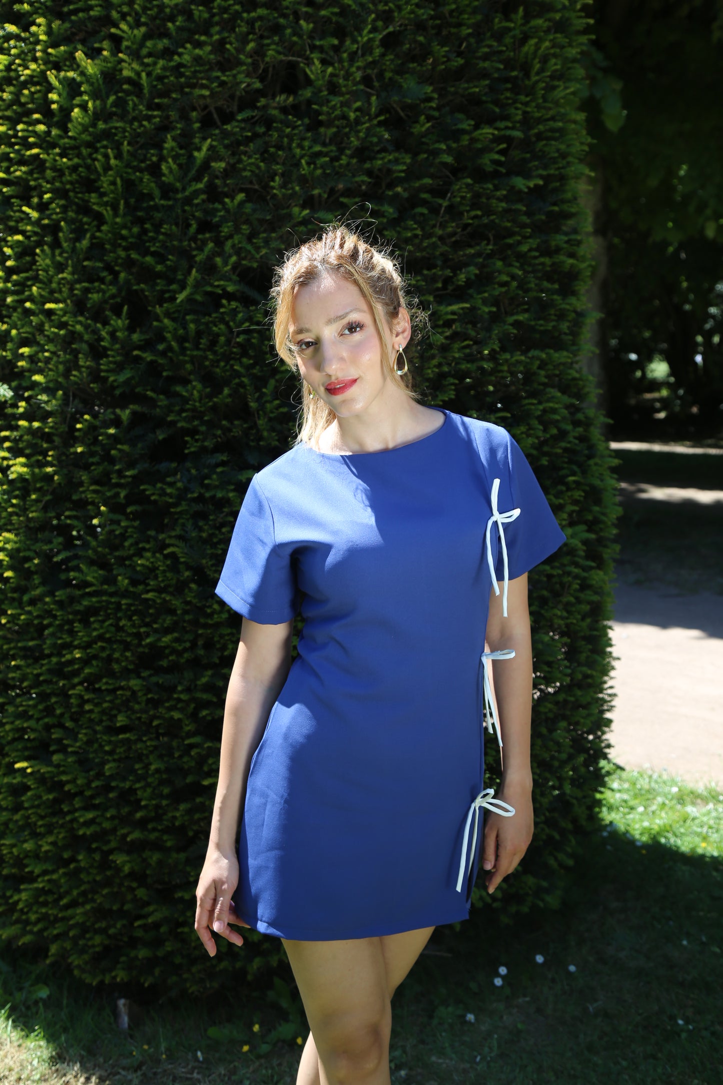 Robe Mini Bleu Indigo – Coupe Épurée & Détails Noués Élégants