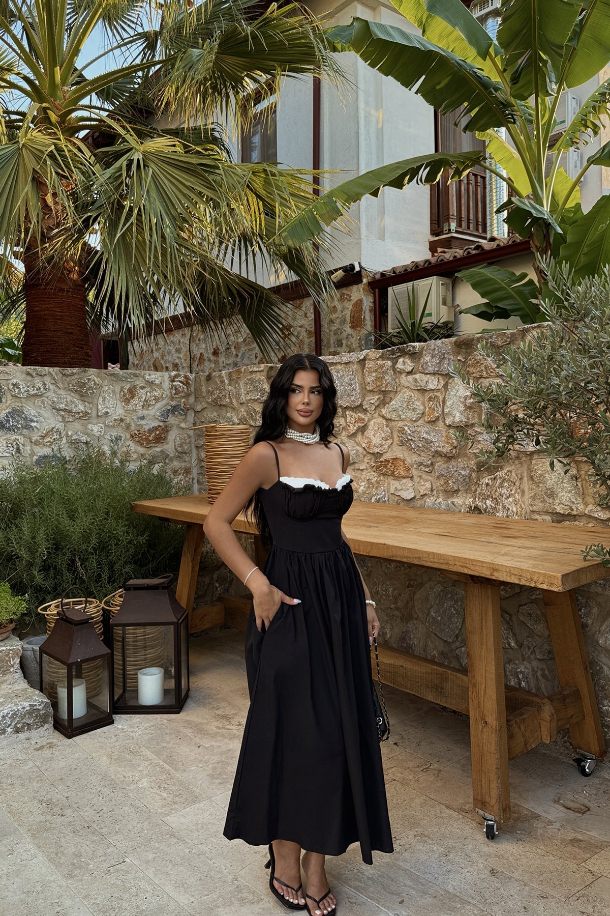 Robe Longue Noire à Bretelles – Détail Bustier Volant Blanc & Esprit Rétro