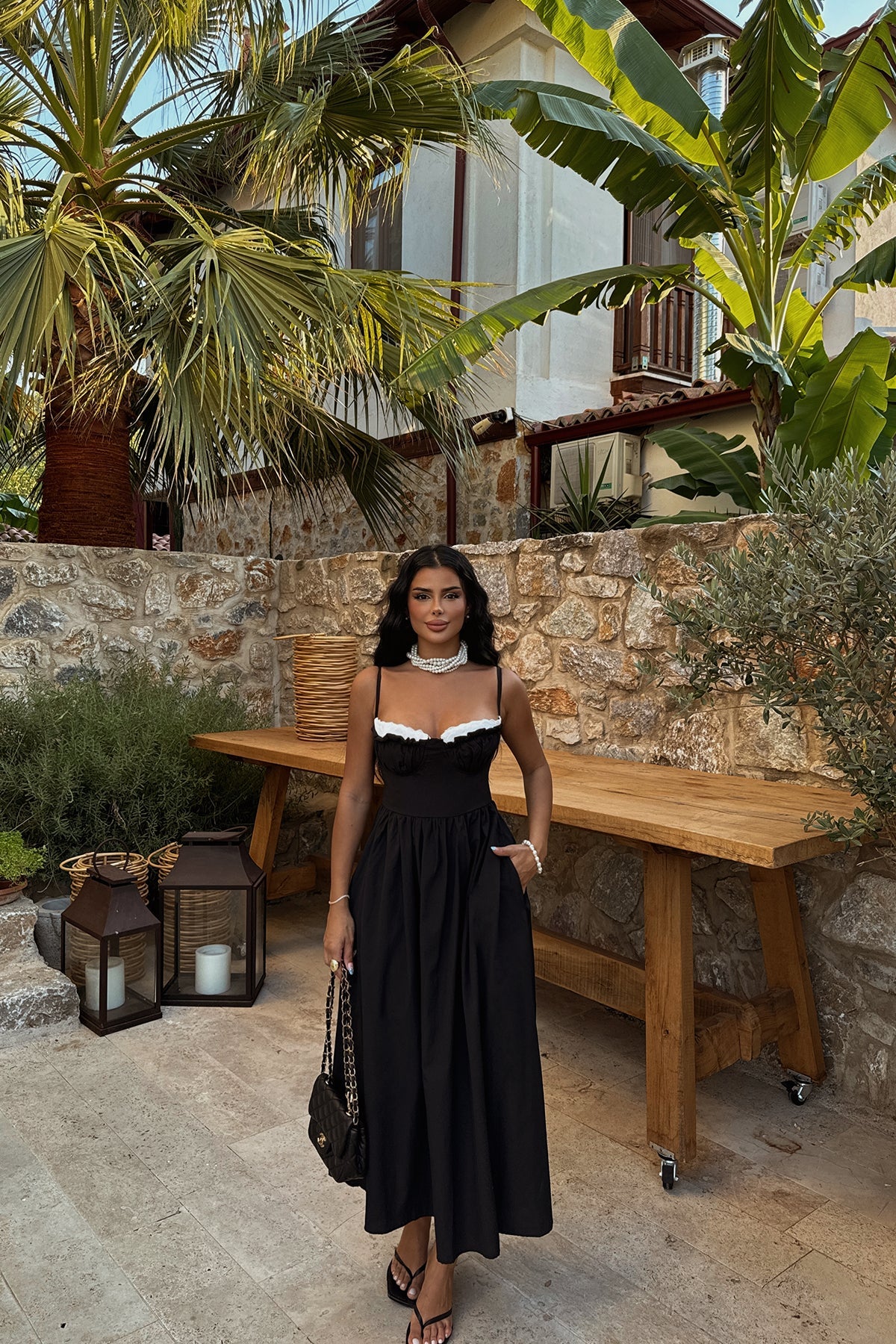 Robe Longue Noire à Bretelles – Détail Bustier Volant Blanc & Esprit Rétro