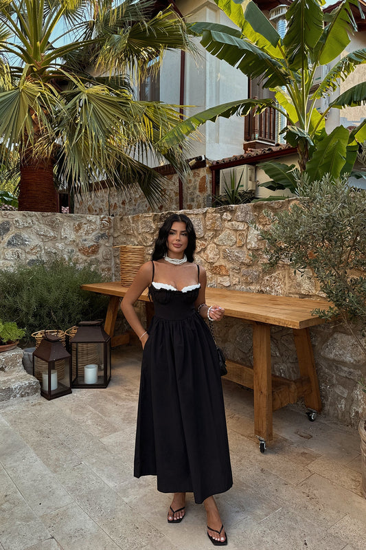 Robe Longue Noire à Bretelles – Détail Bustier Volant Blanc & Esprit Rétro